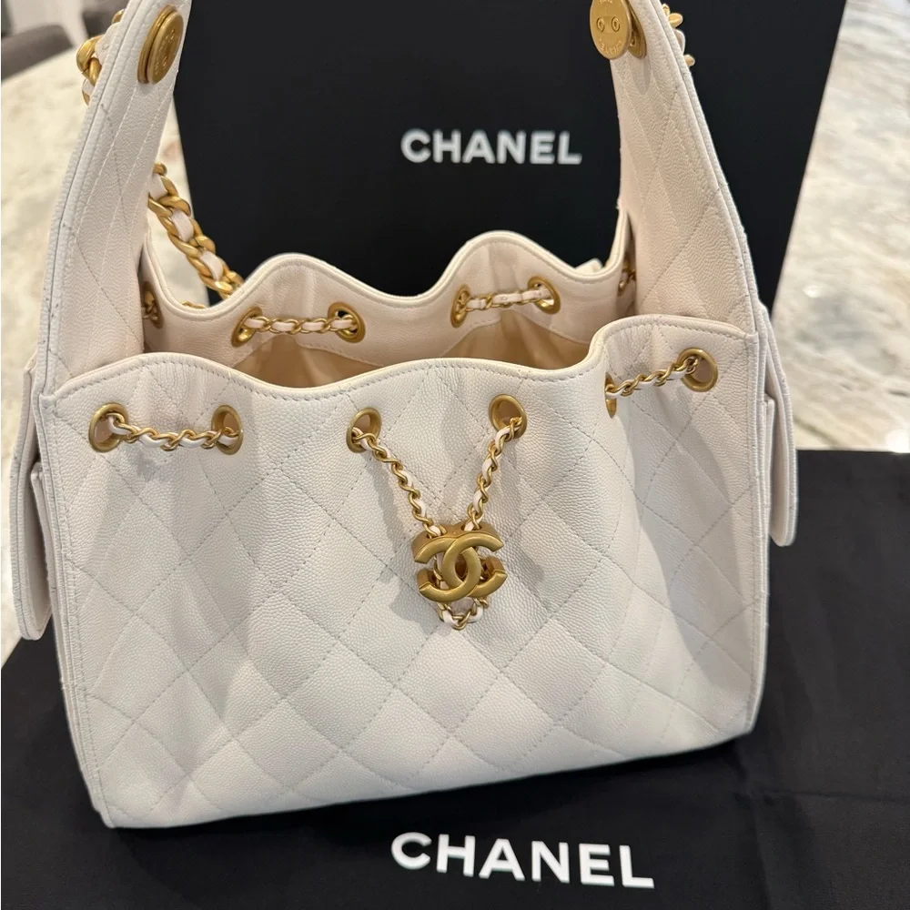 CHANEL 25 Small Handbag in Grained Calfskin & Gold-Tone Metal White - Picture 2 of 9